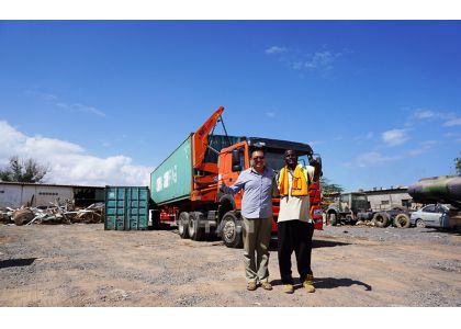 How do you unload a 40 FT container with side loader container?